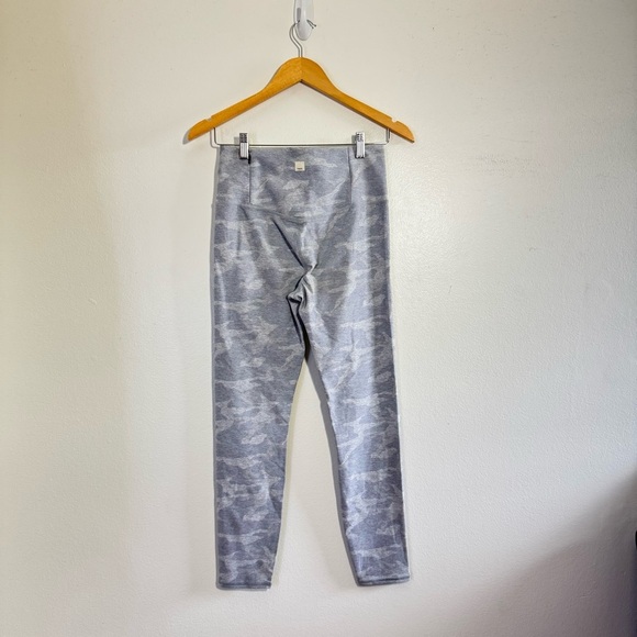Vuori Clean Elevation Legging in Pale Heather Camo size Medium - Picture 3 of 8